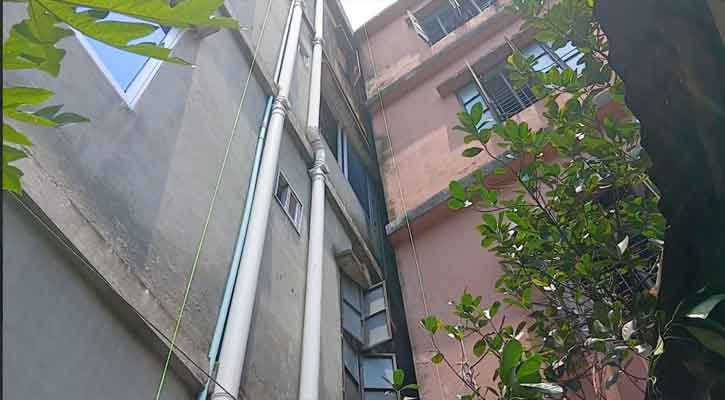 চাঁদপুরে হেলে পড়া ভবনে ‘সতর্কতা নোটিশ’, আতঙ্কে পৌরবাসি