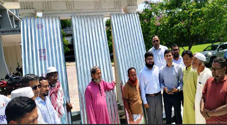 ভাঙ্গুড়ায় অগ্নিকাণ্ডে ক্ষতিগ্রস্তদের মাঝে টেউটিন বিতরণ