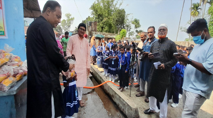 সৈয়দপুরে ঈদুল আজহা উপলক্ষে দুটি এনজিও, দুস্থ মানুষের মাঝে মাংস বিতরণ করেছে।