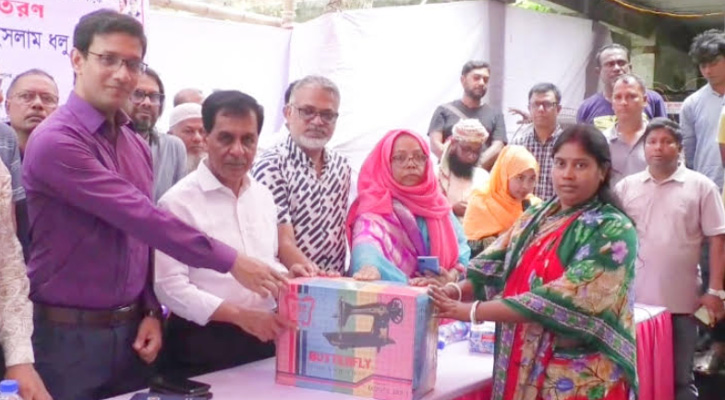 নওগাঁয় ২১ জন অসহায় হতদরিদ্র নারীদের মাঝে সেলাই মেশিন বিতরণ