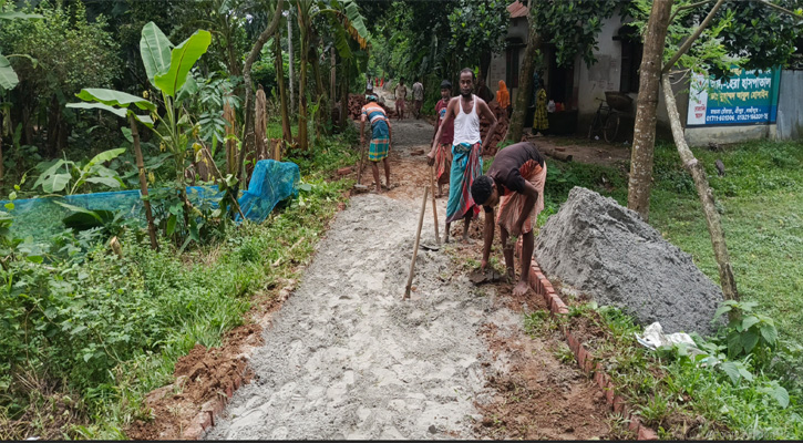 শ্রীপুরে টেপিরবাড়ি দাখিল মাদ্রাসা অভিমুখে সলিং রাস্তার দ্রুত গতিতে এগিয়ে চলছে