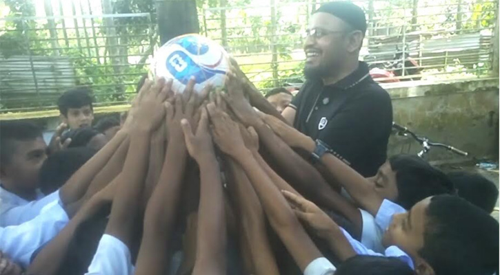 আগামী প্রজন্মকে মাদক সন্ত্রাসের ভয়াবহতা থেকে রক্ষা করতে শিক্ষার্থীদের মাঝে ফুটবল বিতরণ