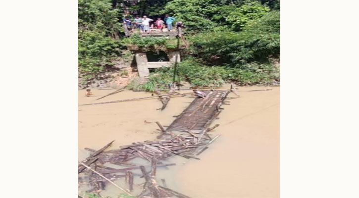 জালালাবাদ-পোকখালী পারাপারের কাঠের সাঁকো ভেঙে জনদুর্ভোগ