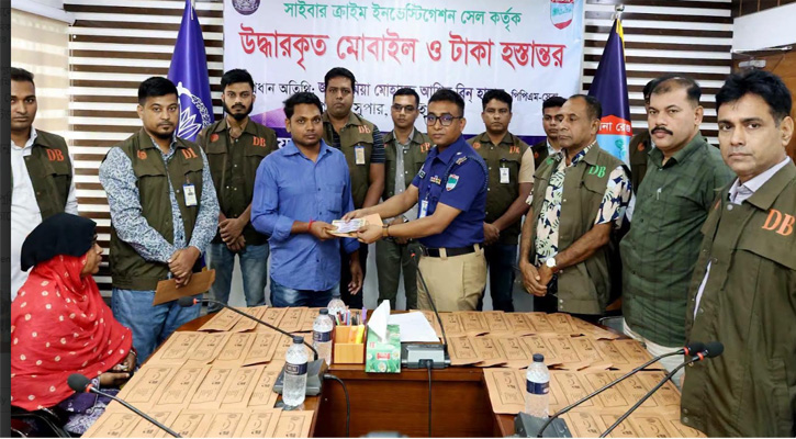‎ঝিনাইদহে উদ্ধার ১০৪টি মোবাইল ও এমএফএসের টাকা মালিকদের ফেরত দিল পুলিশ