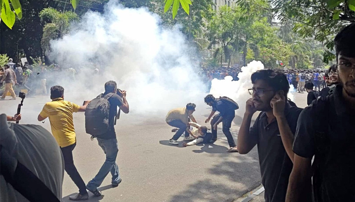 শাহবাগে প্রকৌশল শিক্ষার্থীদের ধাওয়া-পাল্টা ধাওয়া, পুলিশ ছত্রভঙ্গ করল সমাবেশ