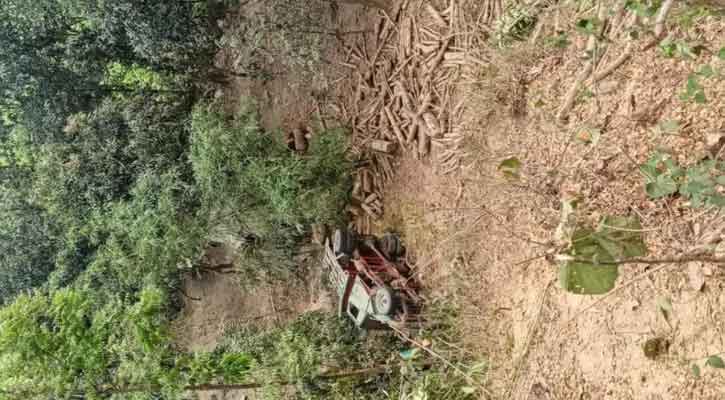 পাহাড়ে লামায় ট্রাক খাদে, প্রাণ গেল চালকসহ ২ জনের
