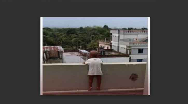 ভবনের ছাদ থেকে পড়ে শিশুর মর্মান্তিক মৃত্যু