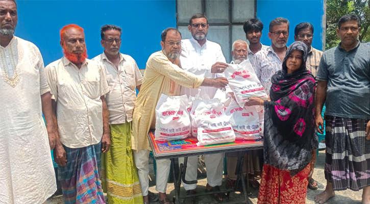 নওগাঁয়  অসহায় ও দুঃস্থ ৬০০পরিবারকে ঈদ সামগ্রী বিতরণ