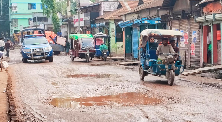 কুড়িগ্রাম পৌরসভার প্রধান সড়কের বেহাল দশায় চরম জনদুর্ভোগ