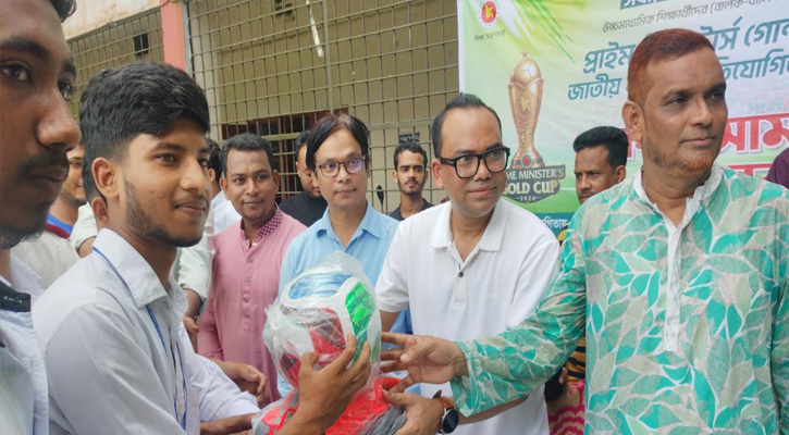 কবিরহাটে ফুটবল প্রতিযোগিতার ক্রীড়াসামগ্রী বিতরণ