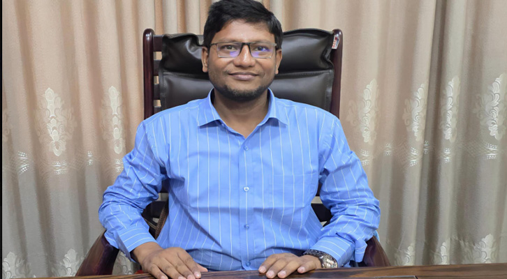 ফেসবুক ভিডিওতে জমি-দলিলের আইনি পরামর্শ, প্রশংসিত শাহজাদপুরের সাব-রেজিস্ট্রার রবিউল ইসলাম