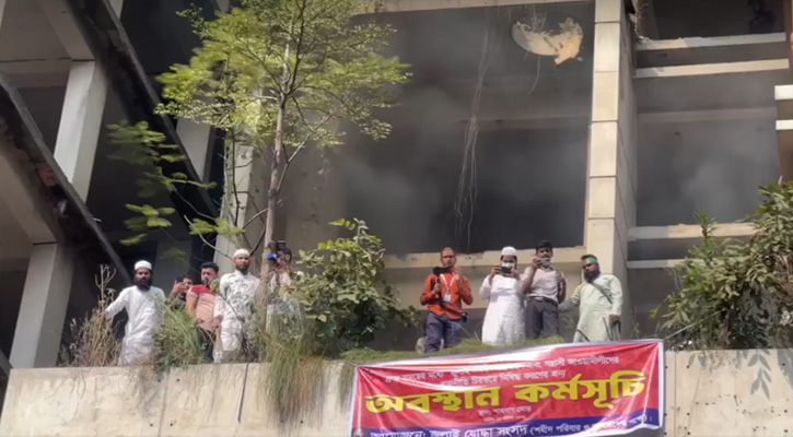 আ.লীগের কেন্দ্রীয় কার্যালয়ে আগুন