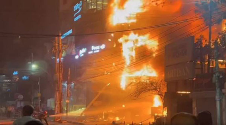 বেইলি রোডের কেএফসি ভবনে আগুন