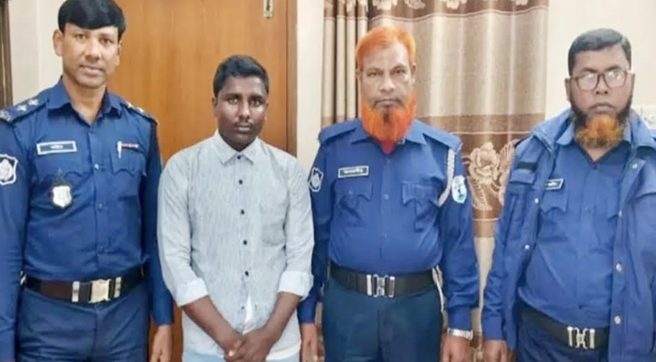সিরাজগঞ্জে পাসপোর্ট করতে এসে রিয়াজুল মোস্তফা নামে এক রোহিঙ্গা যুবককে আটক করেছে পুলিশ।