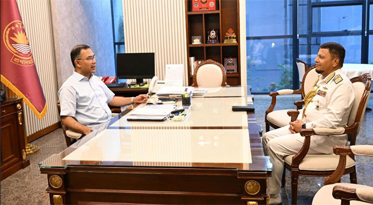 প্রধানমন্ত্রীর সঙ্গে বিদায়ী নৌবাহিনী প্রধানের সাক্ষাৎ
