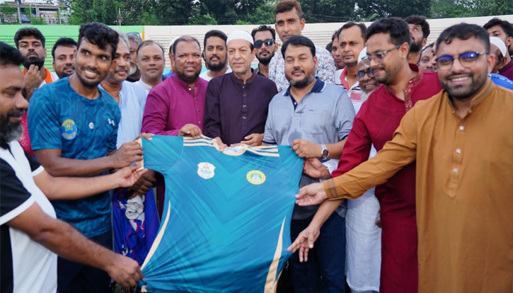 জেলা প্রশাসক গোল্ডকাপ ফুটবল টুর্নামেন্টে রাজশাহী সিটি কর্পোরেশন দলের জার্সি উন্মোচন ও বিতরণ