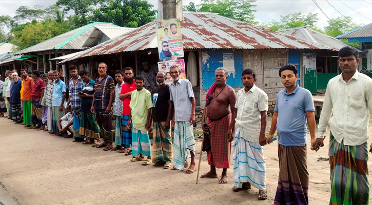 সোহাগ আকনের বিরুদ্ধে মিথ্যা সংবাদের প্রতিবাদে মানববন্ধন