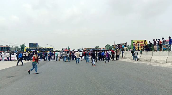 ঢাকা-উত্তরবঙ্গ মহাসড়ক অবরোধ, শিক্ষার্থীদের বিক্ষোভ