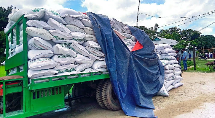 কিশোরগঞ্জে সরকারি ৩০০ বস্তা সার বোঝাই ট্রাক আটক