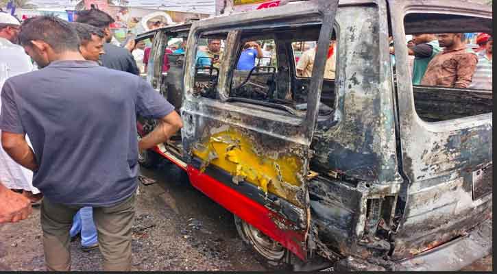 এ্যাম্বুলেন্সের ইঞ্জিন গরম হয়ে অগ্নিকান্ড