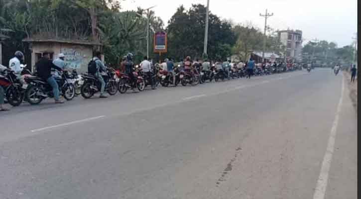 মণিরামপুর জ্বালানি তেল সংকট,পাম্পে বাইকারদের নীরব যুদ্ধ