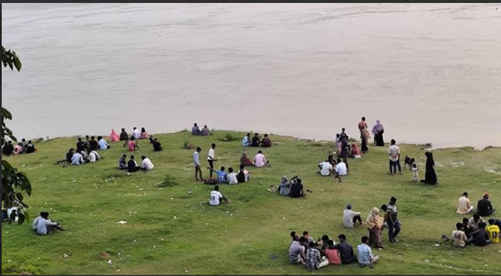 রাজশাহী গোদাগাড়ী নদীর বুকে মিনি কক্সবাজার
