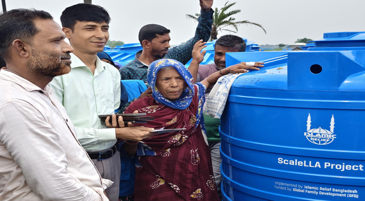 কয়রায় ৪রশতাধিক অসহায় পরিবারের মাঝে পানির ট্যাংকি বিতরণ