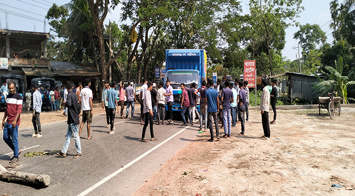 উজিরপুরে বাসের চাপায় শ্রমিক দল কর্মী নিহত