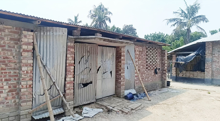 আতঙ্কে দিঘিরপাড়ের অর্ধশতাধিক পরিবার বাড়িছাড়া