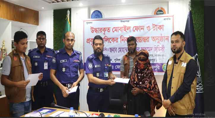 পিরোজপুরে ২০টি হারানো মোবাইল ও বিকাশ প্রতারণার ২০ হাজার টাকা উদ্ধার