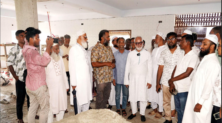 খুলনা সিটি কর্পোরেশনের বিভিন্ন উন্নয়ন কাজ পরিদর্শনে কেসিসি প্রশাসক