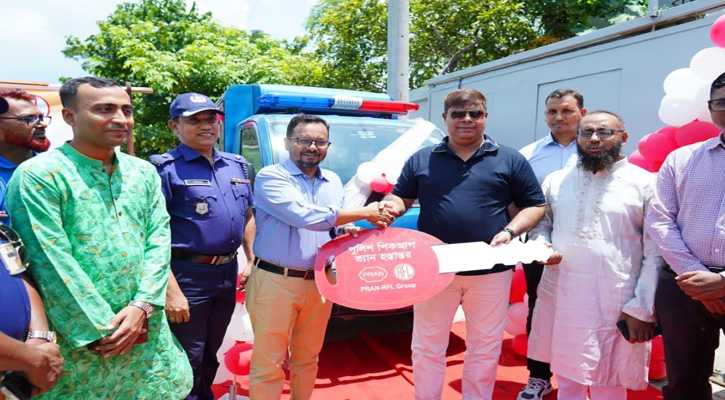 প্রান- আরএফএল গ্রুপের পক্ষ থেকে পুলিশ ভ্যান হস্তান্তর