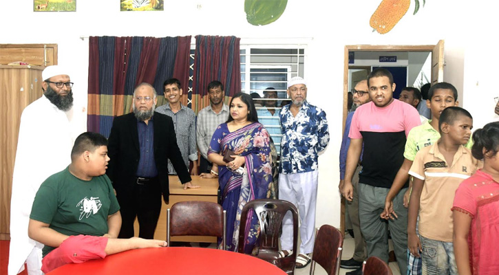 সমাজকল্যাণ সচিবের খুলনায় প্রতিবন্ধীসেবা ও সাহায্য কেন্দ্র পরিদর্শন