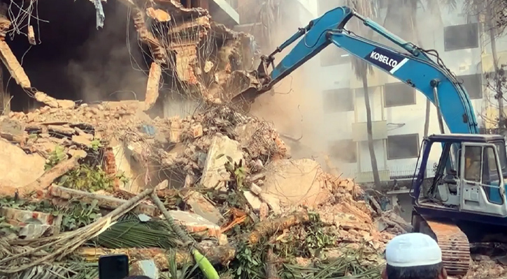 সকাল থেকে আবারও ভাঙা হচ্ছে ধানমন্ডি ৩২ নম্বরের বাড়ী
