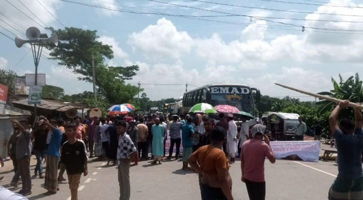 সীমানা পুনর্বিন্যাসের প্রতিবাদে ভাঙ্গায় দুই মহাসড়ক অবরোধ, দুর্ভোগে যাত্রীরা