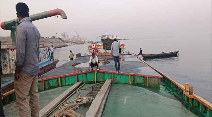 বৈদ্যেরবাজারে মেঘনা নদী থেকে প্রকাশ্যে বালু উত্তোলনের অভিযোগ,,,
