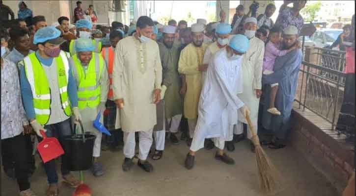 মেডিকেল কলেজ হাসপাতাল পরিদর্শনে গিয়ে  পরিস্কারে নামলেন এমপি খালেক
