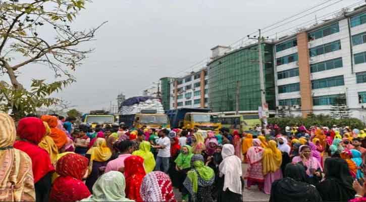 ভালুকায় বেতন-বোনাসের দাবিতে শ্রমিকদের মহাসড়ক অবরোধ