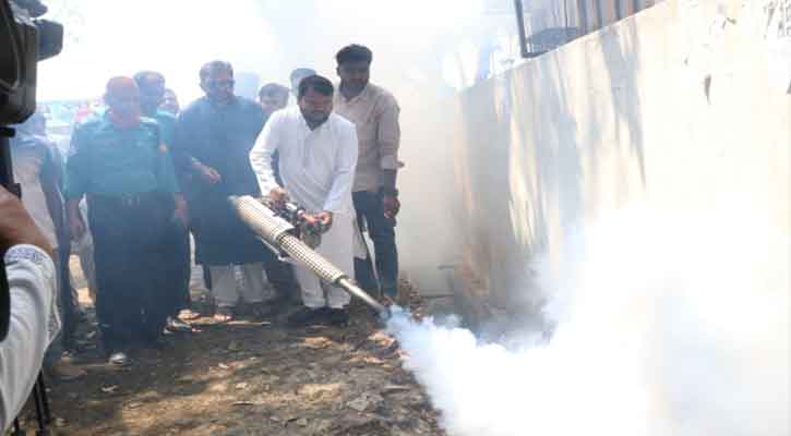 মশা নিয়ন্ত্রণে ফগার মেশিনে স্প্রে কার্যক্রমের উদ্বোধন করলেন রাসিক প্রশাসক