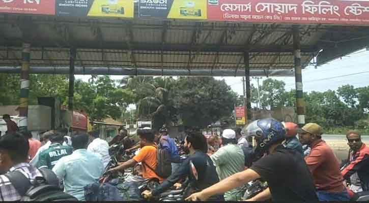 গৌরীপুরের কলতাপারায় ফিলিং ষ্টেশনে ক্রেতাদের ভিড়