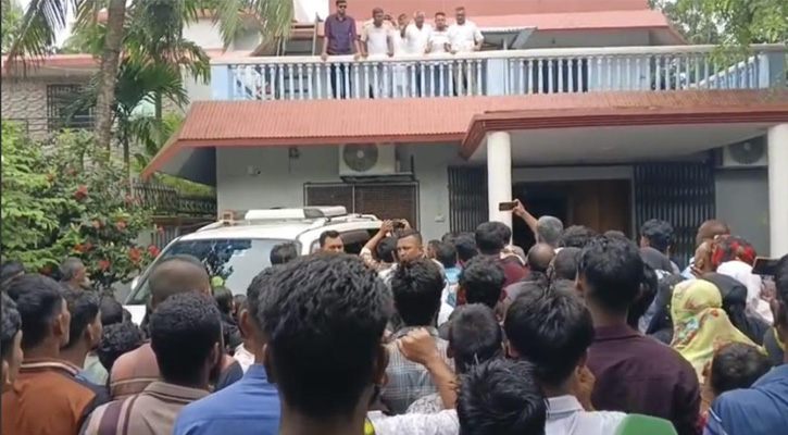 ভোলায় গ্রেফতারকৃত প্রধান শিক্ষক ও সাবেক ইউপি  সদস্যের  মুক্তির দাবীতে মানববন্ধন  ও বিক্ষোভ