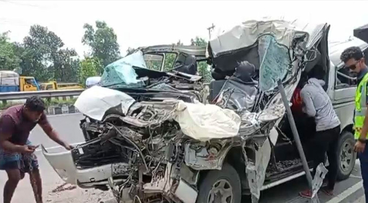 টাঙ্গাইল সড়কে ঝরল একই পরিবারের ৩ জনের প্রাণ