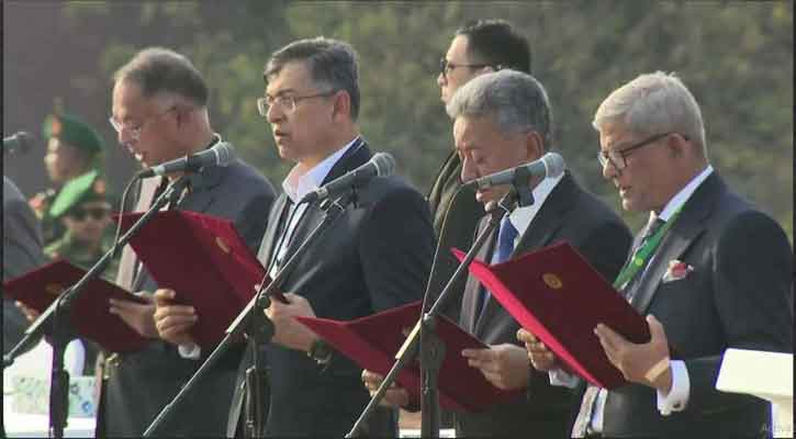 স্বরাষ্ট্রমন্ত্রী হিসেবে শপথ নিলেন সালাহউদ্দিন আহমদ