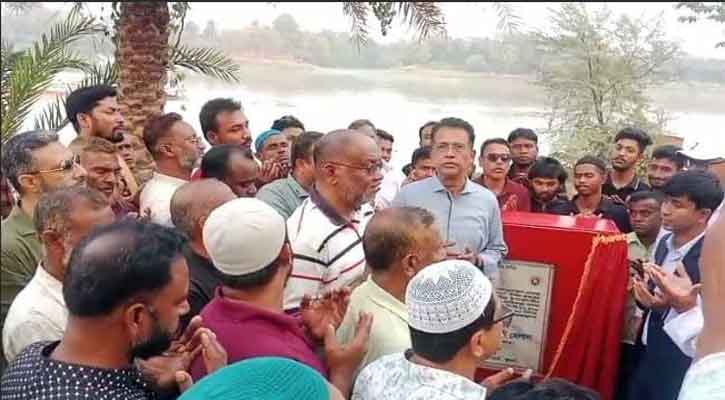 দিঘলিয়ায় খাল খনন ও নদী তীর সংরক্ষণ কাজের শুভ উদ্বোধনে আজিজুল বারী এমপি
