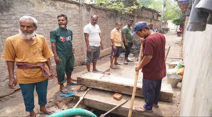 হরিজন পল্লী এলাকার ড্রেনের কাদামাটি অপসারণ কাজ শুরু
