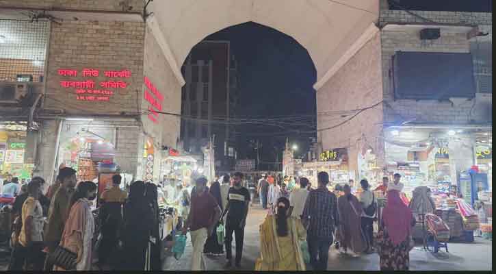 নির্দেশনা উপেক্ষা, সন্ধ্যা ৬টার পরেও জমজমাট মার্কেট-শপিংমল