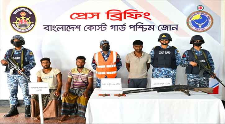 সুন্দরবনে অভিযানে জিম্মি ২ জেলে উদ্ধার, অস্ত্রসহ ডাকাত আটক