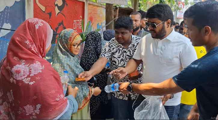 জয়পুরহাটে পানি ও স্যালাইন নিয়ে যুবদল নেতা