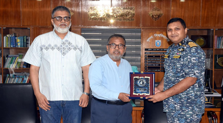 খুবি উপাচার্যের সঙ্গে নৌবাহিনীর সোলাম অধিনায়কের সৌজন্য সাক্ষাৎ