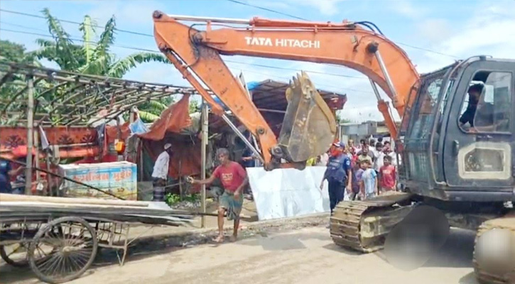 নবীনগর সরকারি জায়গায় স্থাপিত অবৈধ স্থাপনা উচ্ছেদ